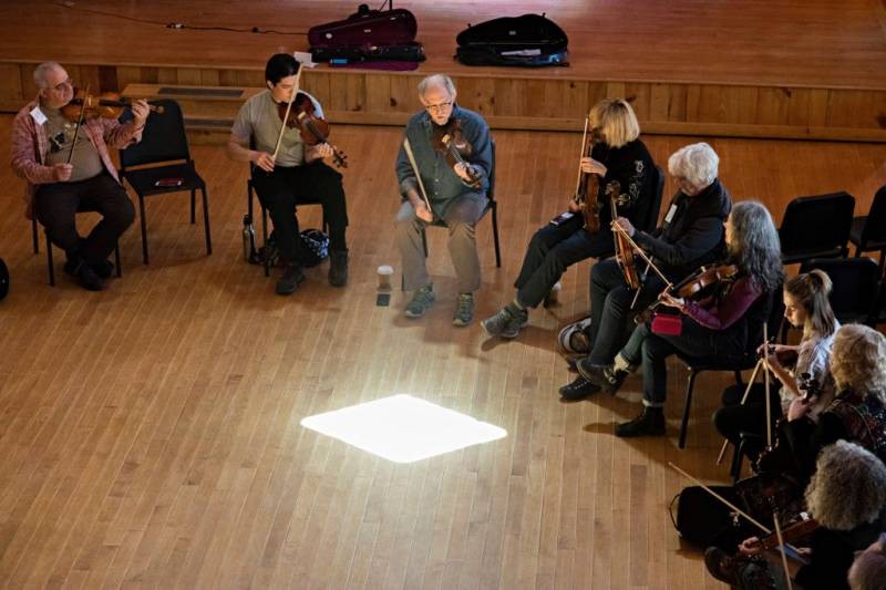 Un atelier ou stage est un bon moyen d'apprendre les subtilités d'une musique. Ici, Fiddle Workshop avec Bruce Molsky, Ashoka, NY, 2018 - Workshops are good to learn specificities in music genres. - Jam Hall