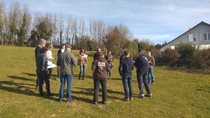 Dans le pré - Practicing in the meadow. - Jam Hall
