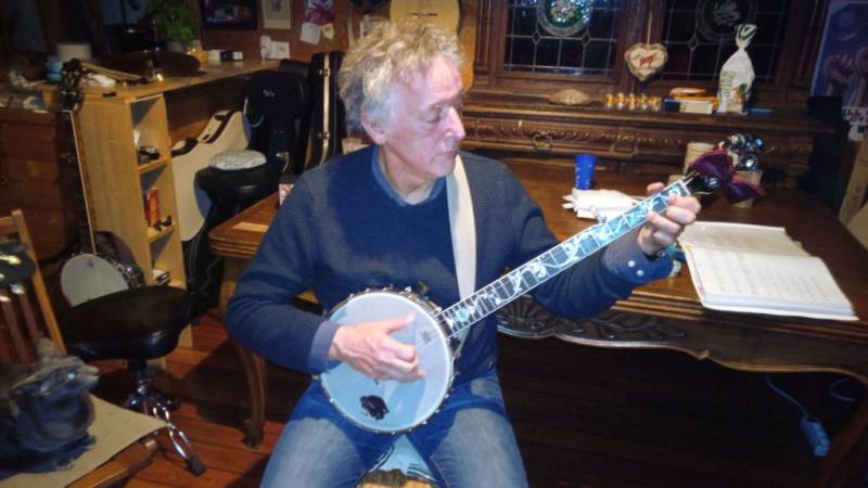 Hervé sans son banjo Gibson fétiche, sur un Gold Tone open back de passage. - Jam Hall