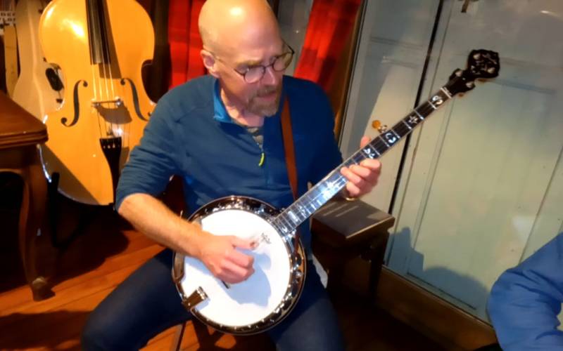 Blaise et son beau (et bon) banjo Prucha. - Jam Hall