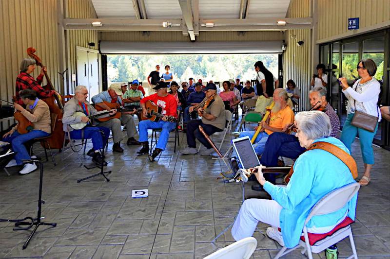 Jam sur la Blue Ridge Parkway, Caroline du Nord, U.S.A. A jam on the Blue Ridge Parkway, NC, U.S.A. - Jam Hall